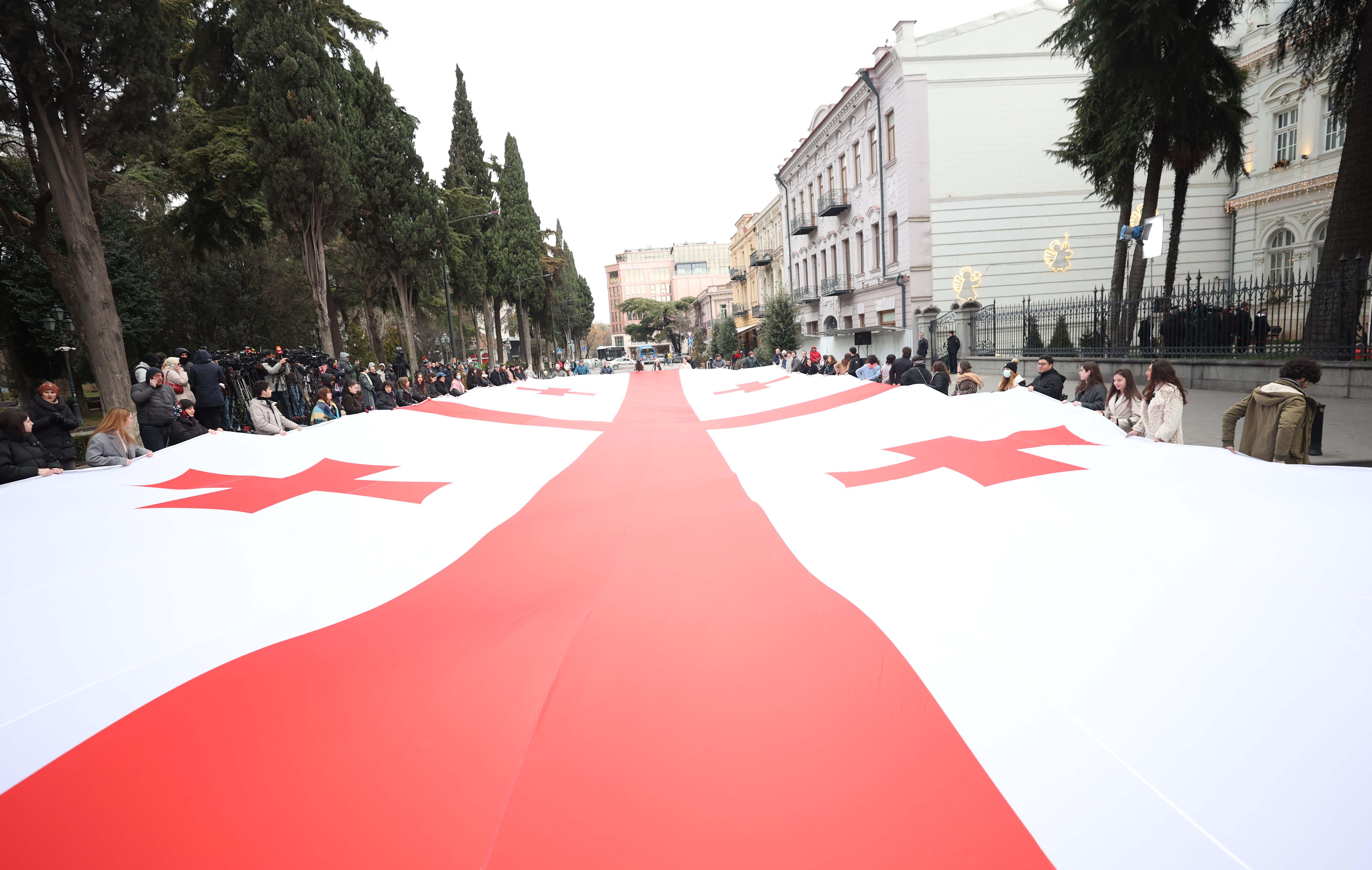 ორბელიანების სასახლის ეზოში სახელმწიფო დროშის აღმართვის ოფიციალური ცერემონია გაიმართა