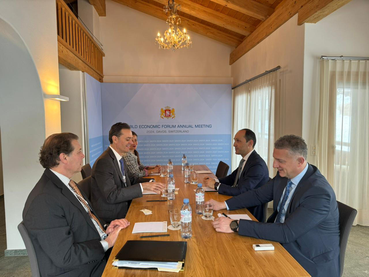 ლევან დავითაშვილი დავოსში მსხვილი ამერიკული საფინანსო ინსტიტუტის Bank of America - ს დელეგაციას შეხვდა