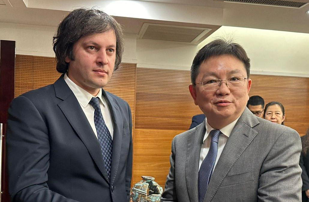 ირაკლი კობახიძის ხელმძღვანელობით, მმართველი პარტიის დელეგაცია ჩინეთის ვაჭრობისა და კომერციის მინისტრის მოადგილეს შეხვდა