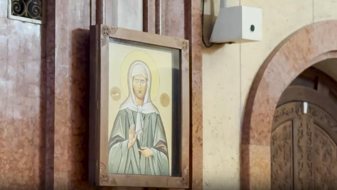 სამების საკათედრო ტაძრიდან მატრონა მოსკოველის ხატი გაიტანეს, რომელზეც სტალინია გამოსახული