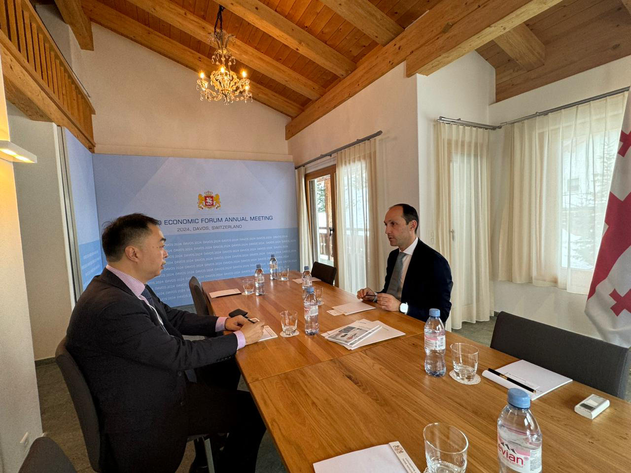 ლევან დავითაშვილი დავოსში მსხვილი ჩინური ტექნოლოგიური კომპანიის Neusoft - ის ვიცე-პრეზიდენტს შეხვდა