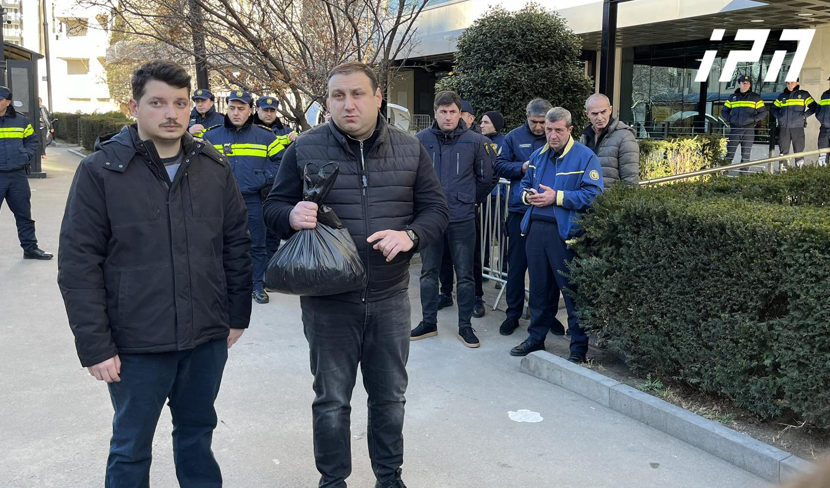 „ნაციონალური მოძრაობის“ წევრებმა თბილისის მერიასთან წერეთლის გამზირიდან წამოღებული ტალახი მიიტანეს