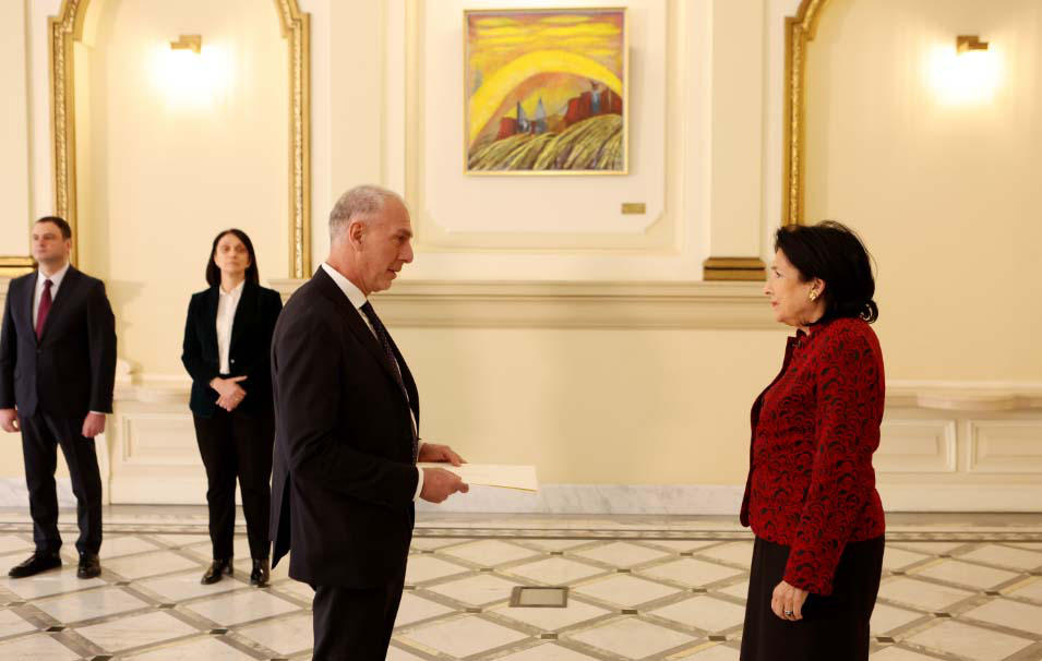 საქართველოს პრეზიდენტს იტალიის ელჩმა რწმუნებათა სიგელი გადასცა