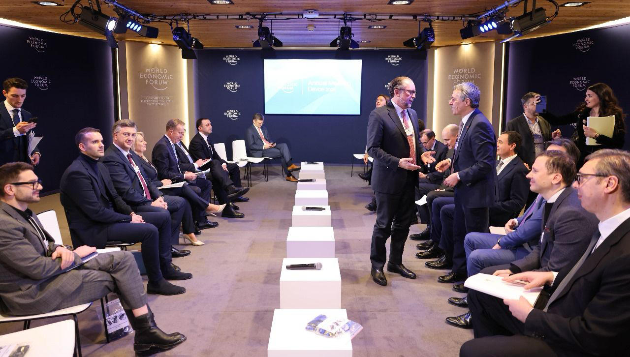 ირაკლი ღარიბაშვილმა დავოსის ეკონომიკური ფორუმის ფარგლებში გამართულ დიალოგში, სახელწოდებით - "დიალოგი დიპლომატიაზე დასავლეთ ბალკანეთში" მიიღო მონაწილეობა