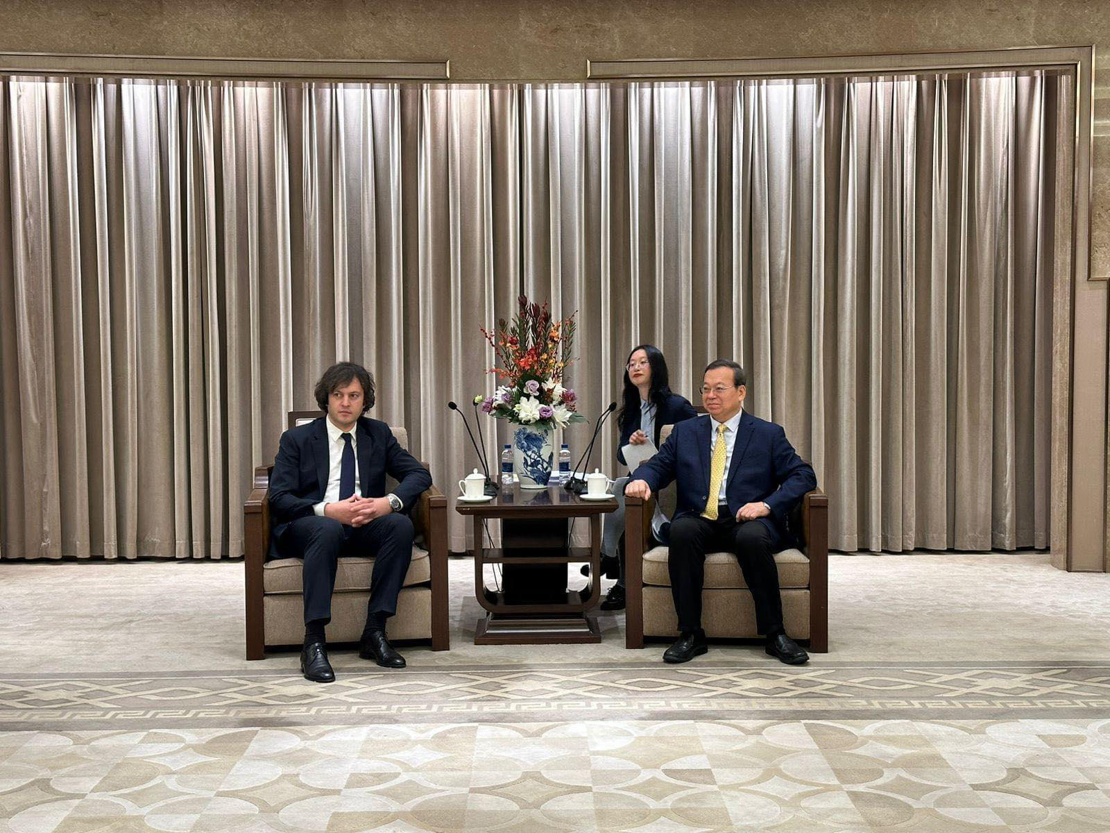 ირაკლი კობახიძის ხელმძღვანელობით, მმართველი პარტიის დელეგაცია ჩინეთში ვიზიტის ფარგლებში შეხვედრებს შანხაიში განაგრძობს