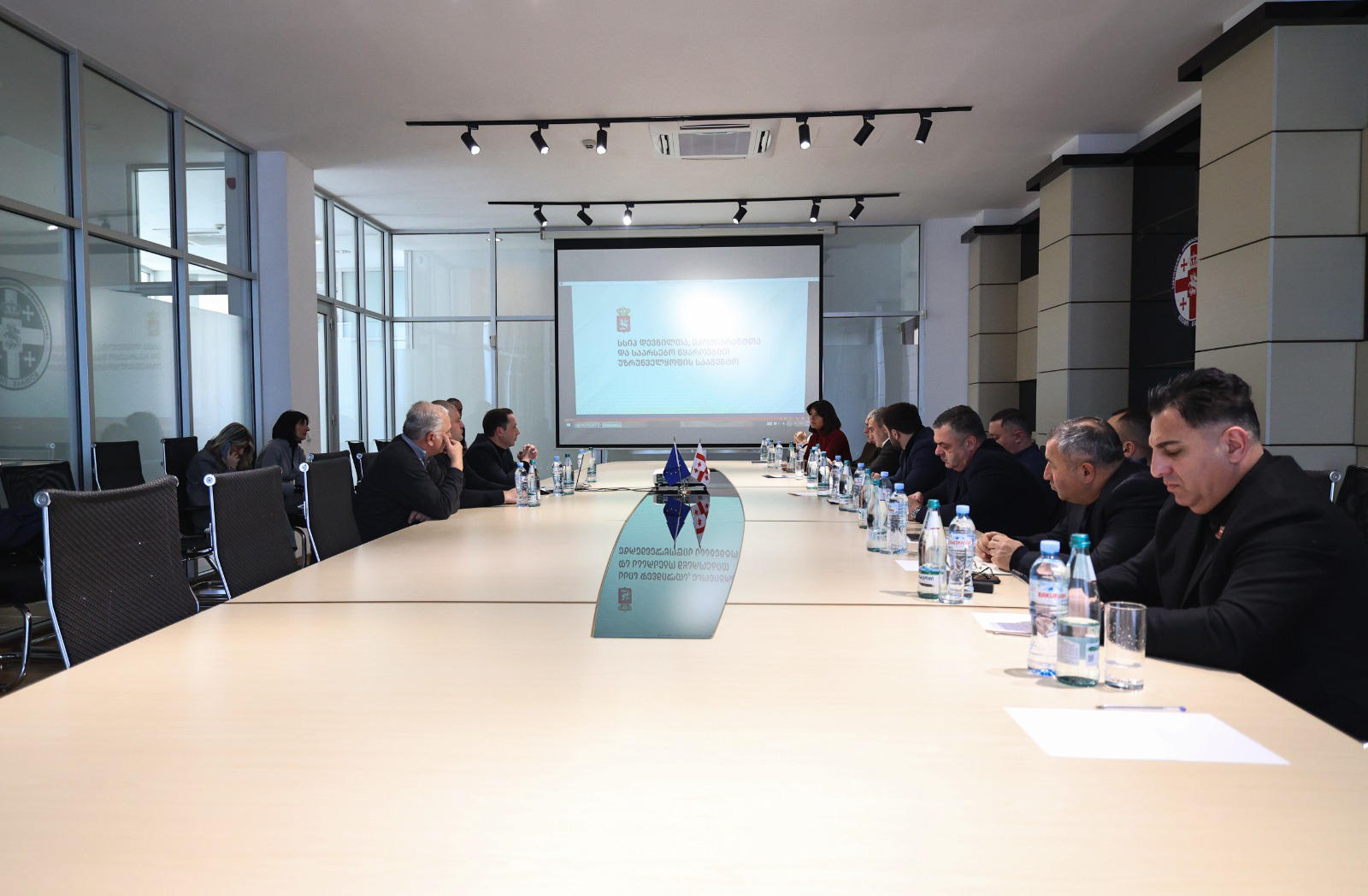 ქვემო ქართლში სახელმწიფო რწმუნებულის ადმინისტრაციაში, უსახლკარო, მძიმე საცხოვრებელ პირობებში მყოფი მრავალშვილიანი ოჯახების განსახლების მიზნობრივ სახელმწიფო პროგრამასთან დაკავშირებით სამუშაო შეხვედრა გაიმართა