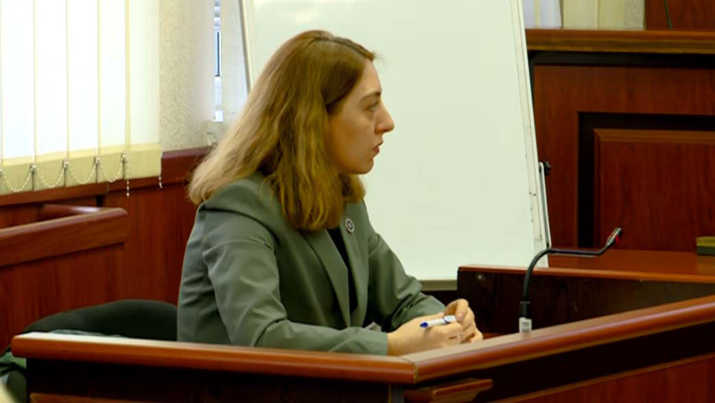 პროკურორის განცხადებით, 14 წლის აითაჯ შახმაროვას დედამ, გაქცეული შვილი მანქანაში სხვისი ძალდატანების გარეშე ჩასვა და იმ სახლში დააბრუნა, საიდანაც ის გამოიქცა