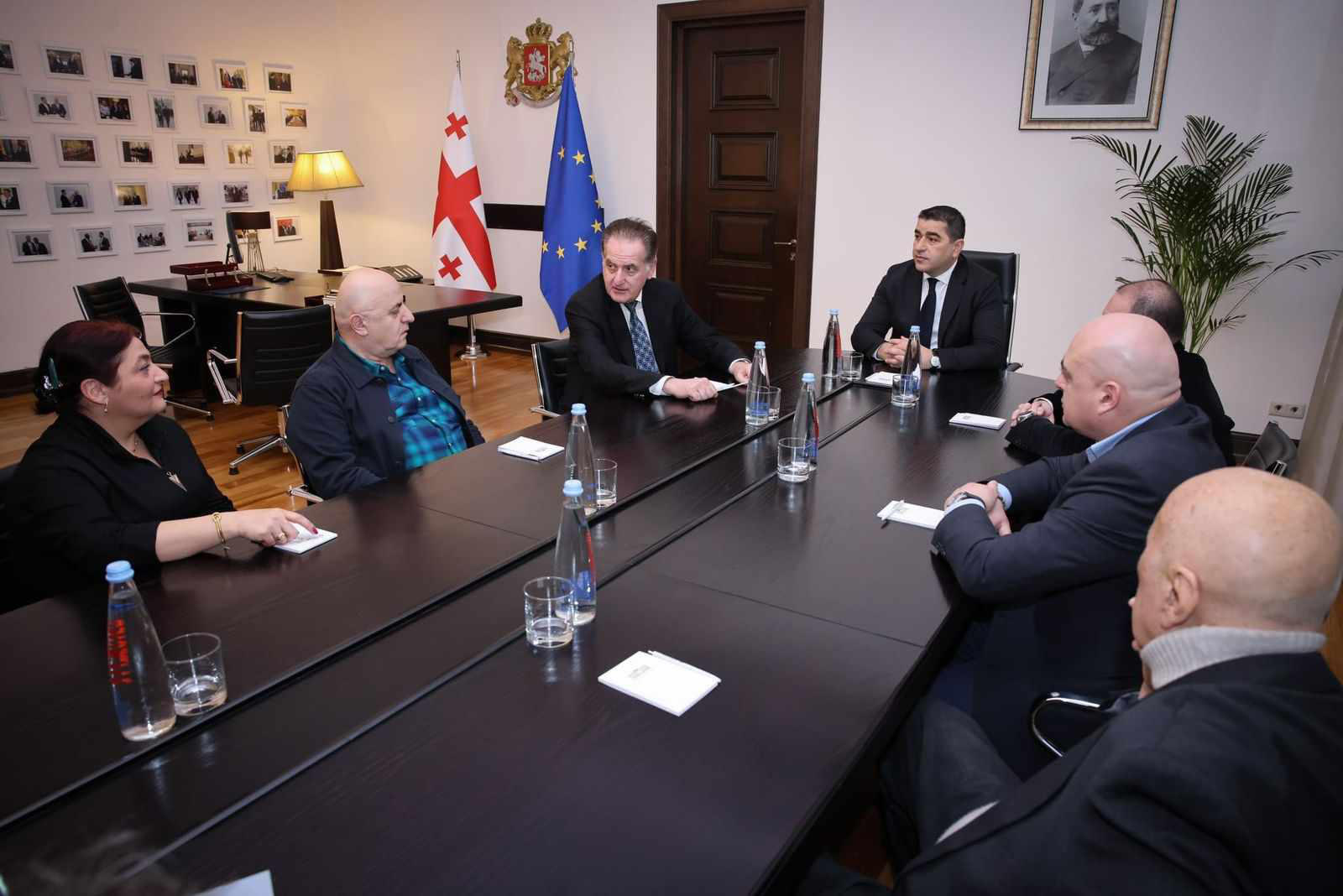 შალვა პაპუაშვილმა პარლამენტის ეროვნული ბიბლიოთეკის ხელმძღვანელ პირებს ახალი დირექტორი წარუდგინა