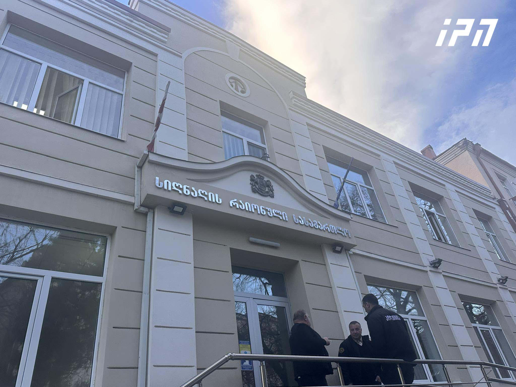 კახეთში, 14 წლის მოზარდის გაუპატიურებისთვის ბრალდებული ბიძის დაჭრის ფაქტზე დაკავებულ მამაკაცს სასამართლომ პატიმრობა შეუფარდა