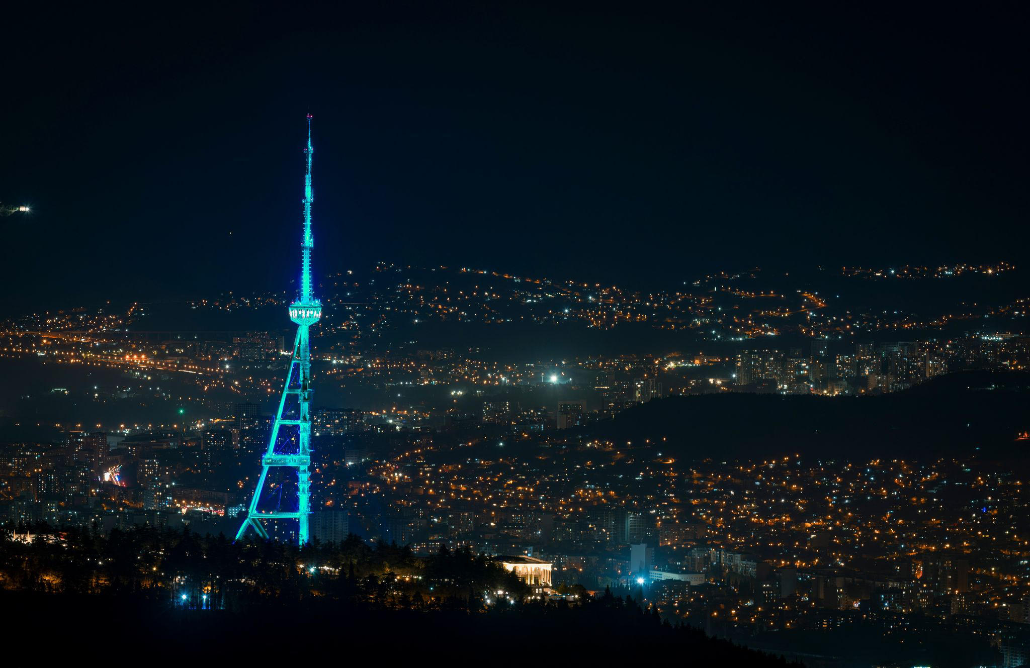 თბილისის სატელევიზიო ანძა ზურმუხტისფრად განათდა