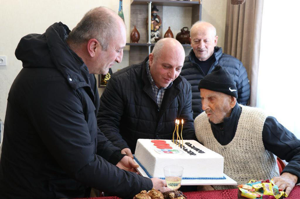 ოთარ არბოლიშვილმა და დავით ზაალიშვილმა 100 წლის ბორჯომელ ვლადიმერ გელაშვილს იუბილე მიულოცეს