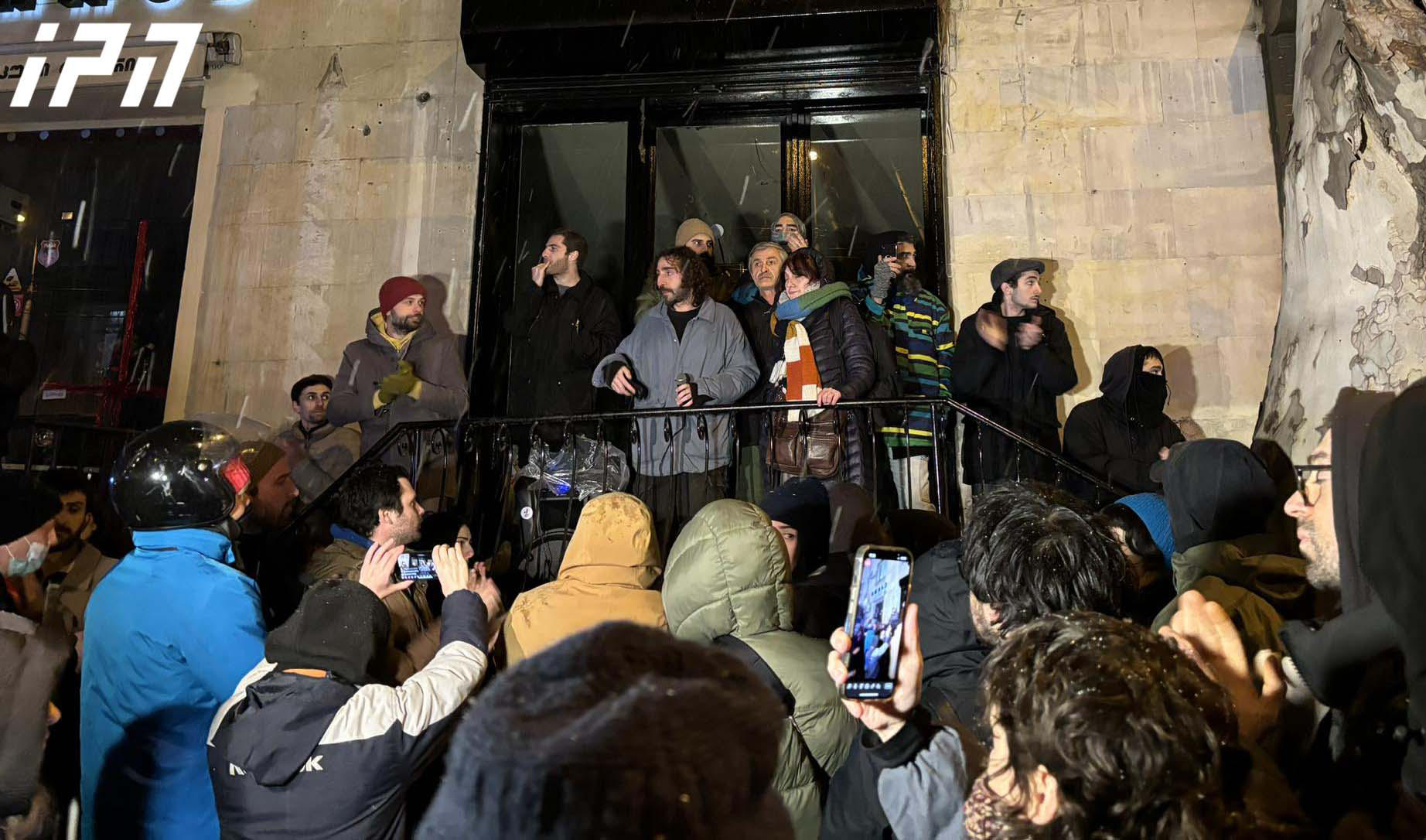 კეკელიძის ქუჩაზე, სადაც გამოსახლების პროცესი მიმდინარეობდა, სოლიდარობის აქცია გაიმართა