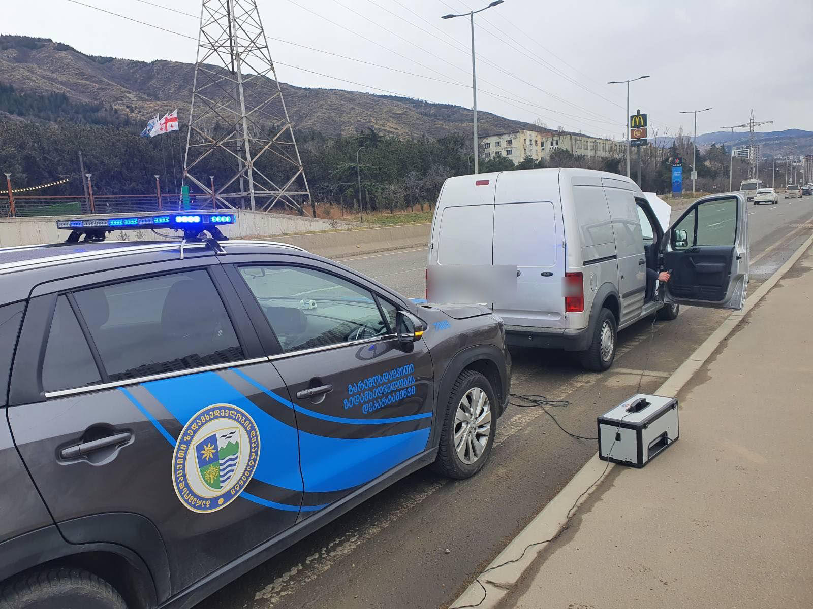 2023 წლის 4 სექტემბრიდან დღემდე, საქართველოს 4 დიდ ქალაქში გამონაბოლქვის დადგენილ ნორმებთან შეუსაბამობისთვის 3243 სამართალდამრღვევი დააჯარიმეს