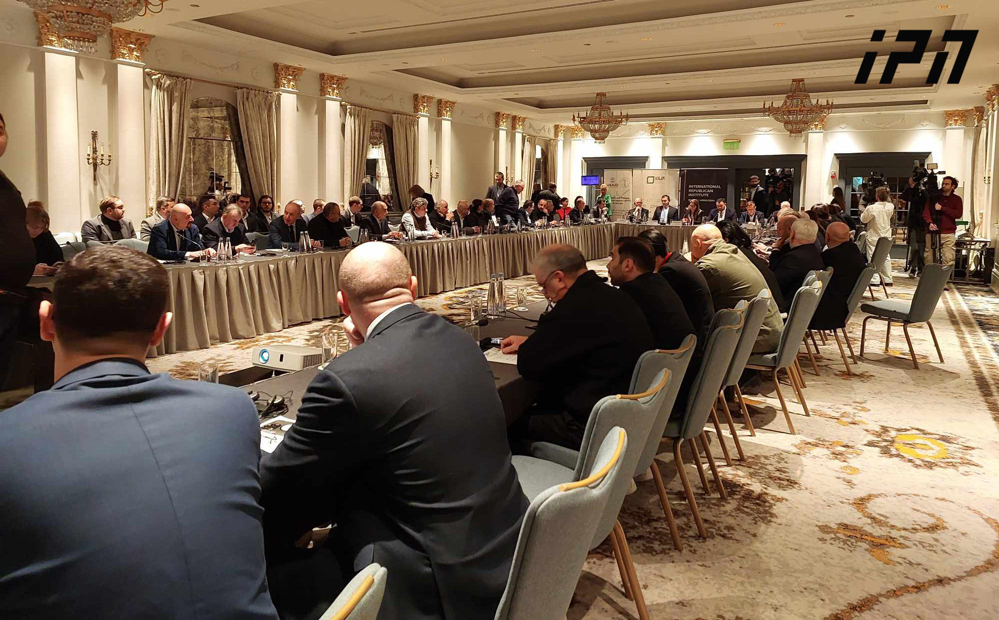 ცესკოს თავმჯდომარისა და პოლიტიკური პარტიების ლიდერების შეხვედრა ხმაურის ფონზე მიმდინარეობს