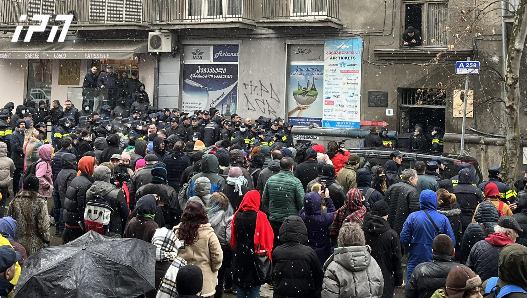 არსებული ინფორმაციით, კეკელიძის ქუჩაზე, სადაც აღსრულების ბიუროს მიერ საცხოვრებელი სახლიდან ოჯახის გამოსახლების პროცესი მიმდინარეობს, რამდენიმე პირი დააკავეს