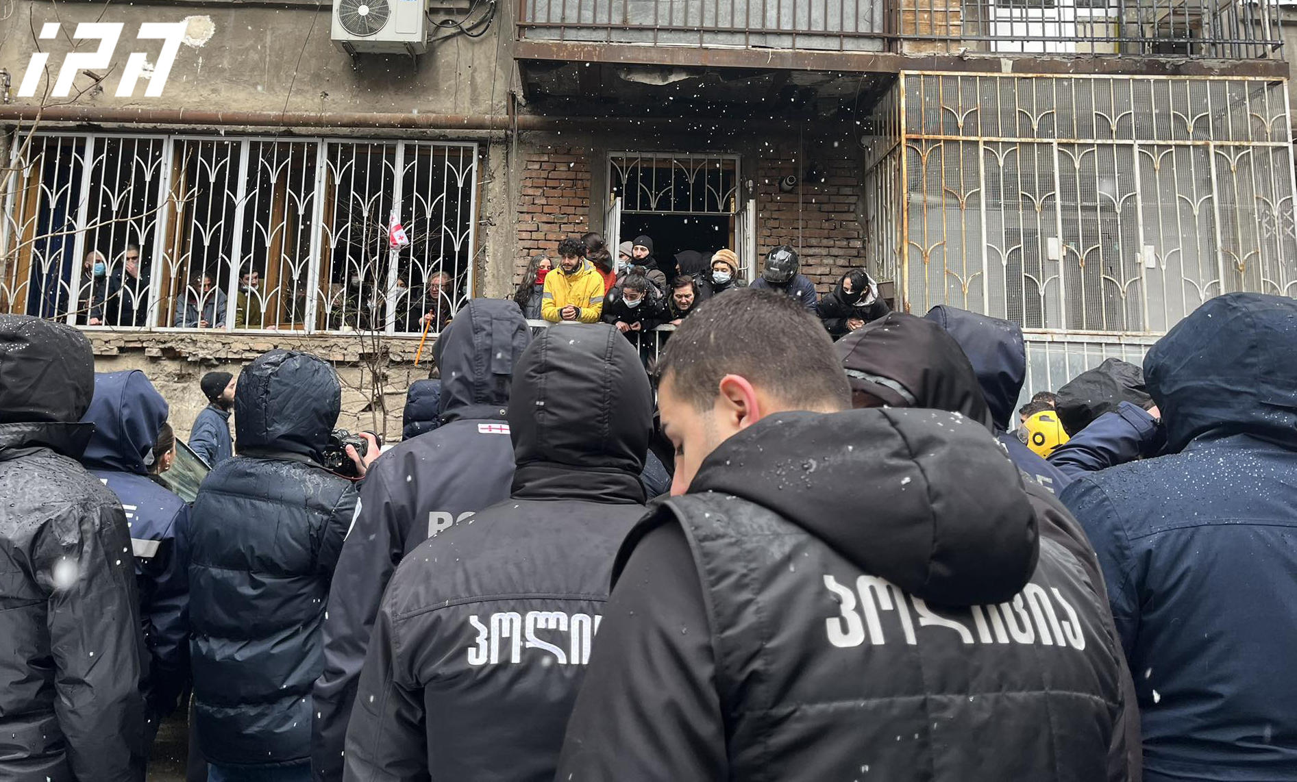 კეკელიძის ქუჩაზე, აღსრულების ეროვნული ბიუროს მიერ საცხოვრებელი სახლიდან ოჯახის გამოსახლების პროცესს ხმაური მოჰყვა