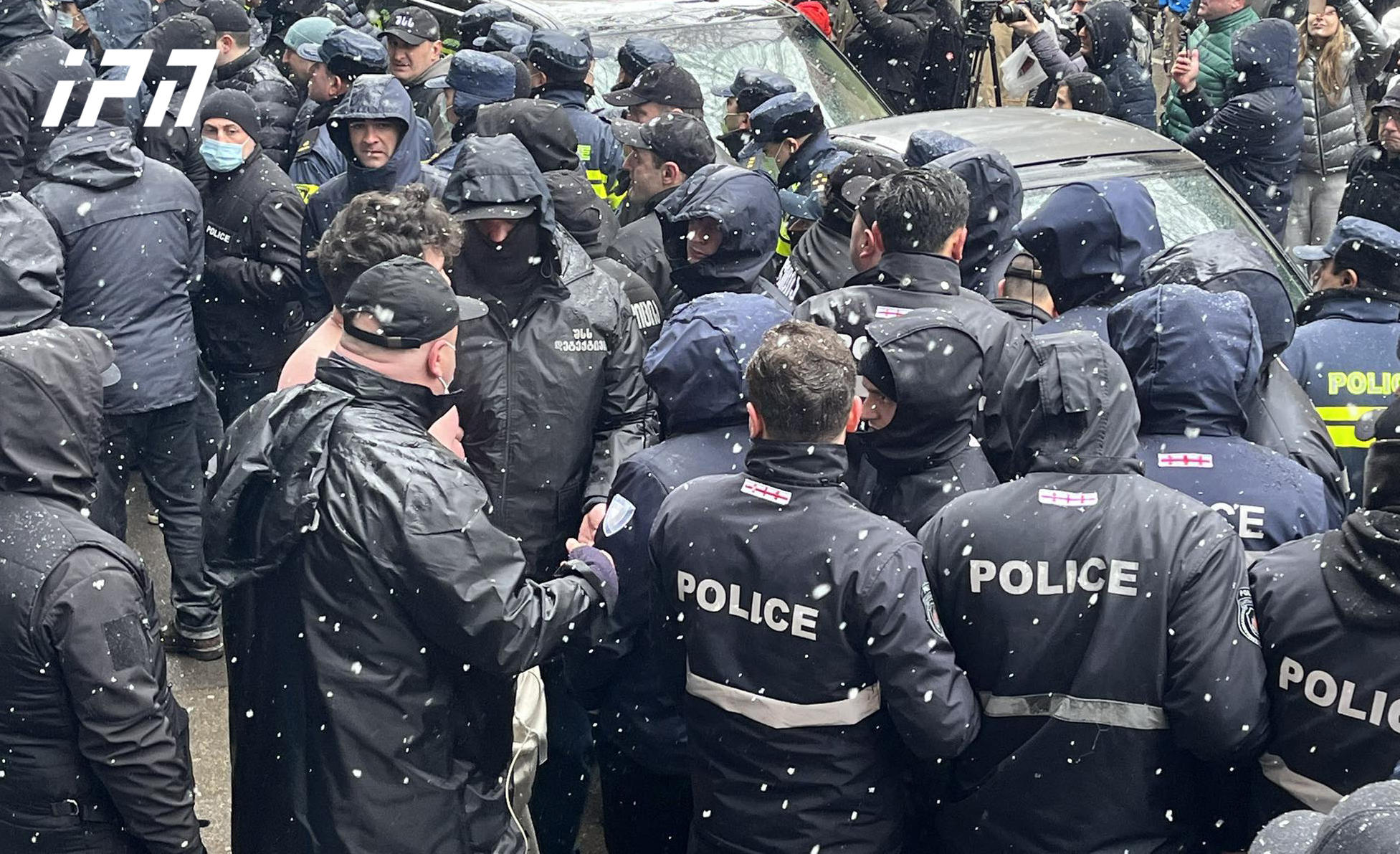 კეკელიძის ქუჩაზე, აღსრულების ეროვნული ბიუროს თანამშრომლებმა, საცხოვრებელი სახლიდან ოჯახი ხმაურისა და პროტესტის ფონზე გამოასახლეს