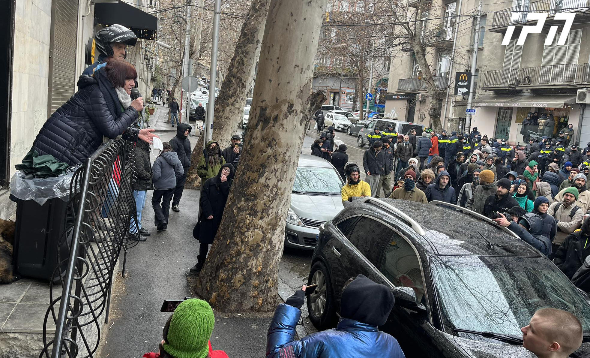 კეკელიძის ქუჩაზე, სადაც აღსრულების ბიუროს წარმომადგენლებმა საცხოვრებელი სახლიდან ოჯახი გამოასახლეს, აქცია მიმდინარეობს