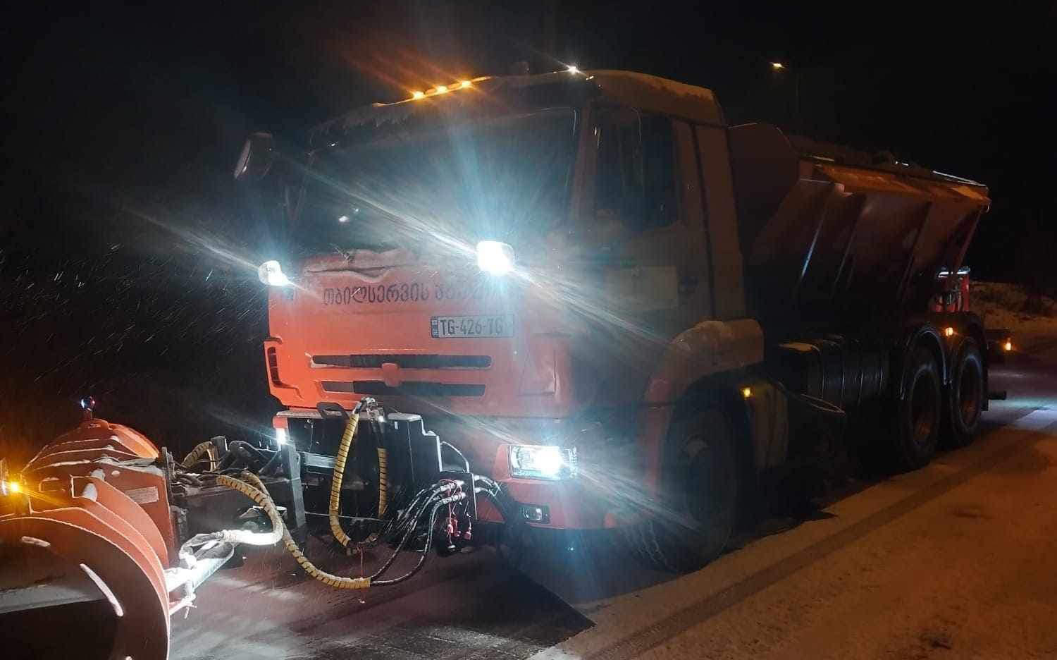 თბილისის მერია - დედაქალაქის რამდენიმე დასახლებაში მოსული ნალექის გამო გზებზე ტექნიკური მარილი დაიყარა