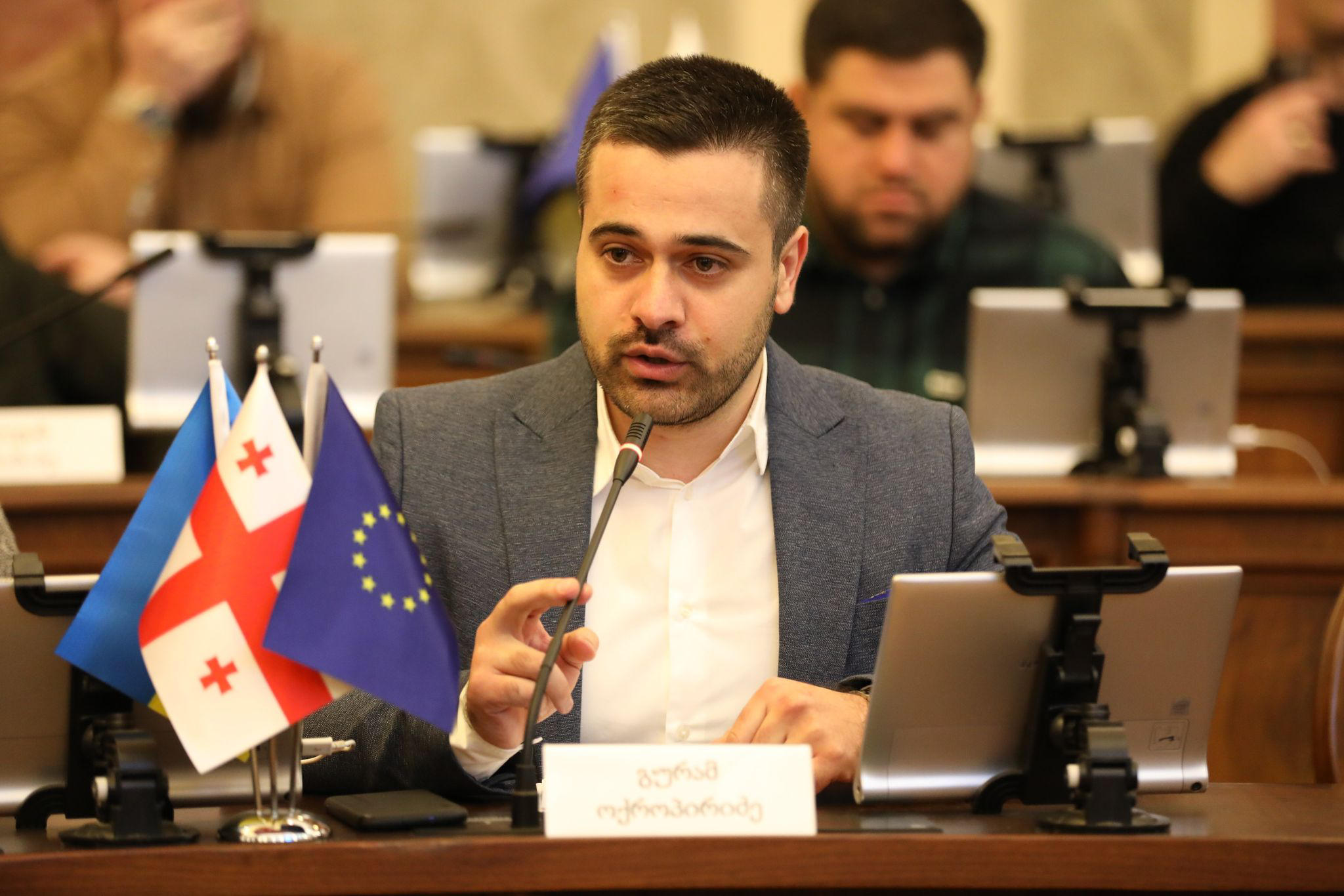 გურამ ოქროპირიძე - ჩემთვის ცოტა უცნაურია, როცა კოალიციაზე და კოალიციურ მთავრობაზე ვისმენ განცხადებებს იმ გუნდის წარმომადგენლებისგან, რომლებმაც საკუთარ გუნდში ერთი დიდი მიზნის გარშემო გაერთიანება ვერ შეძლეს