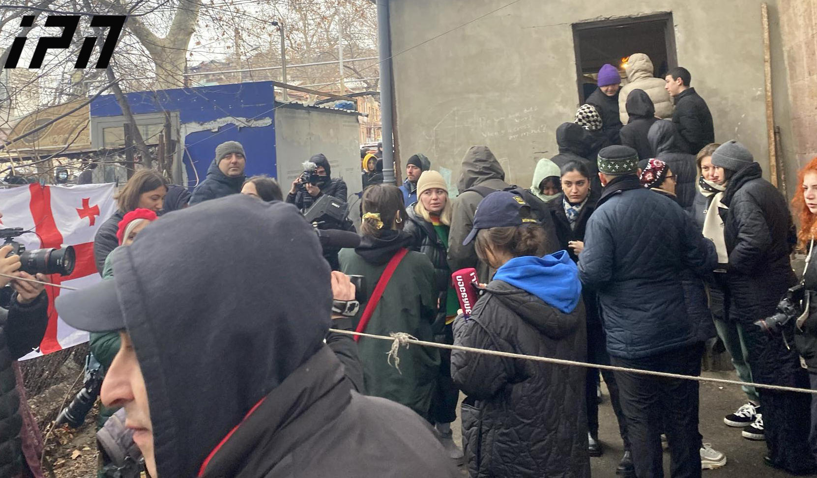 თბილისში, ცოტნე დადიანის ქუჩაზე, სადაც აღსრულების ეროვნული ბიურო კაკიაშვილების ოჯახის გამოსახლებას გეგმავდა, სიტუაცია დაიძაბა - ადგილზე შეკრებილები ქუჩის გადაკეტვას ცდილობდნენ