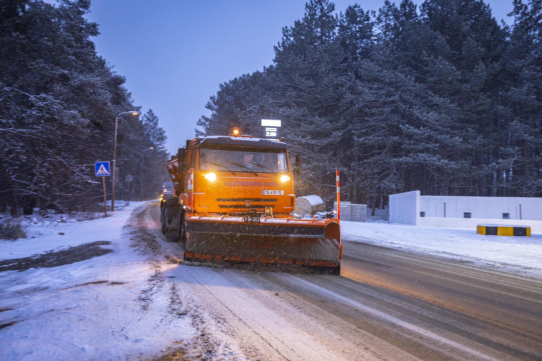 თბილისის მერია - ნალექის გამო თბილისის რამდენიმე რაიონში გზები გაიწმინდა