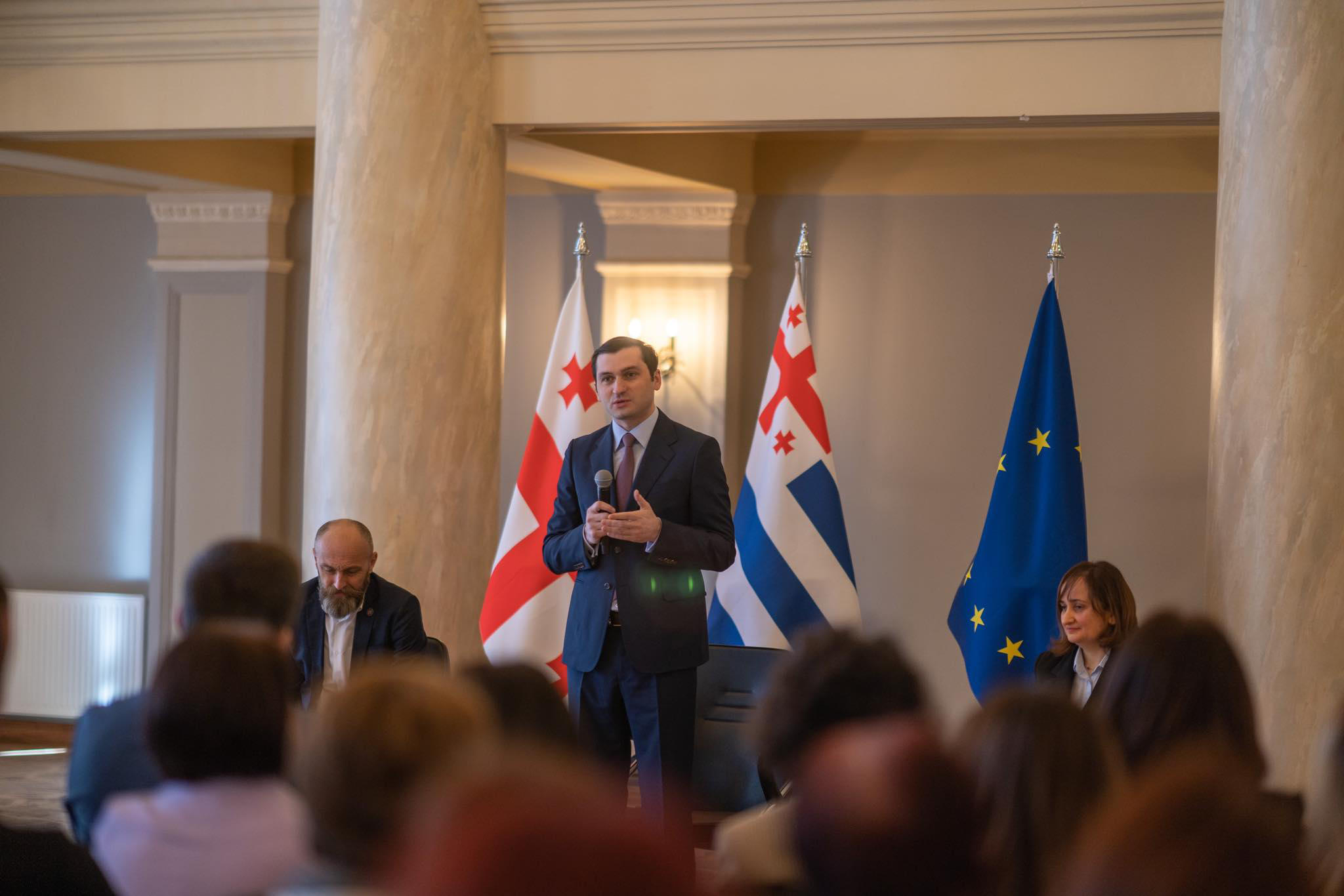 თორნიკე რიჟვაძე მასწავლებელთა მხარდაჭერის და სასკოლო აქტივობების ხელშეწყობის ახალ პროგრამაში გამარჯვებულ პედაგოგებს შეხვდა