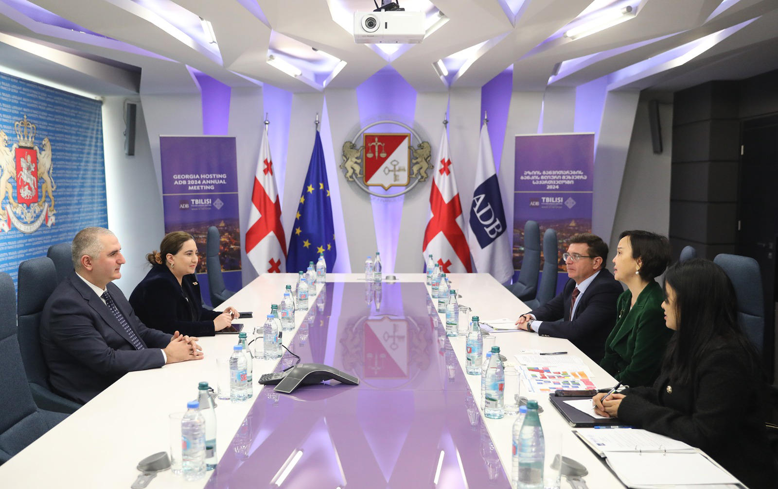 ფინანსთა მინისტრი ლაშა ხუციშვილი აზიის განვითარების ბანკის სამდივნოს ხელმძღვანელს შეხვდა