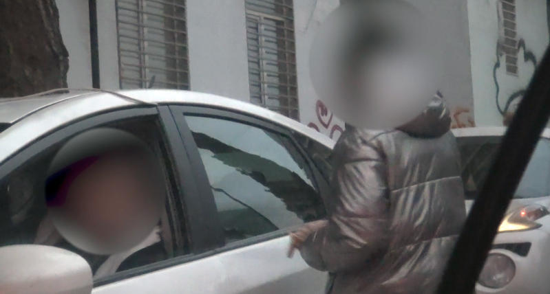 შსს-მ 2 პირი დააკავა, მათ შორის ერთ-ერთია დედა, რომელიც არასრულწლოვან შვილს ფსიქოლოგიური ზეწოლით თბილისში მოწყალების თხოვნას აიძულებდა