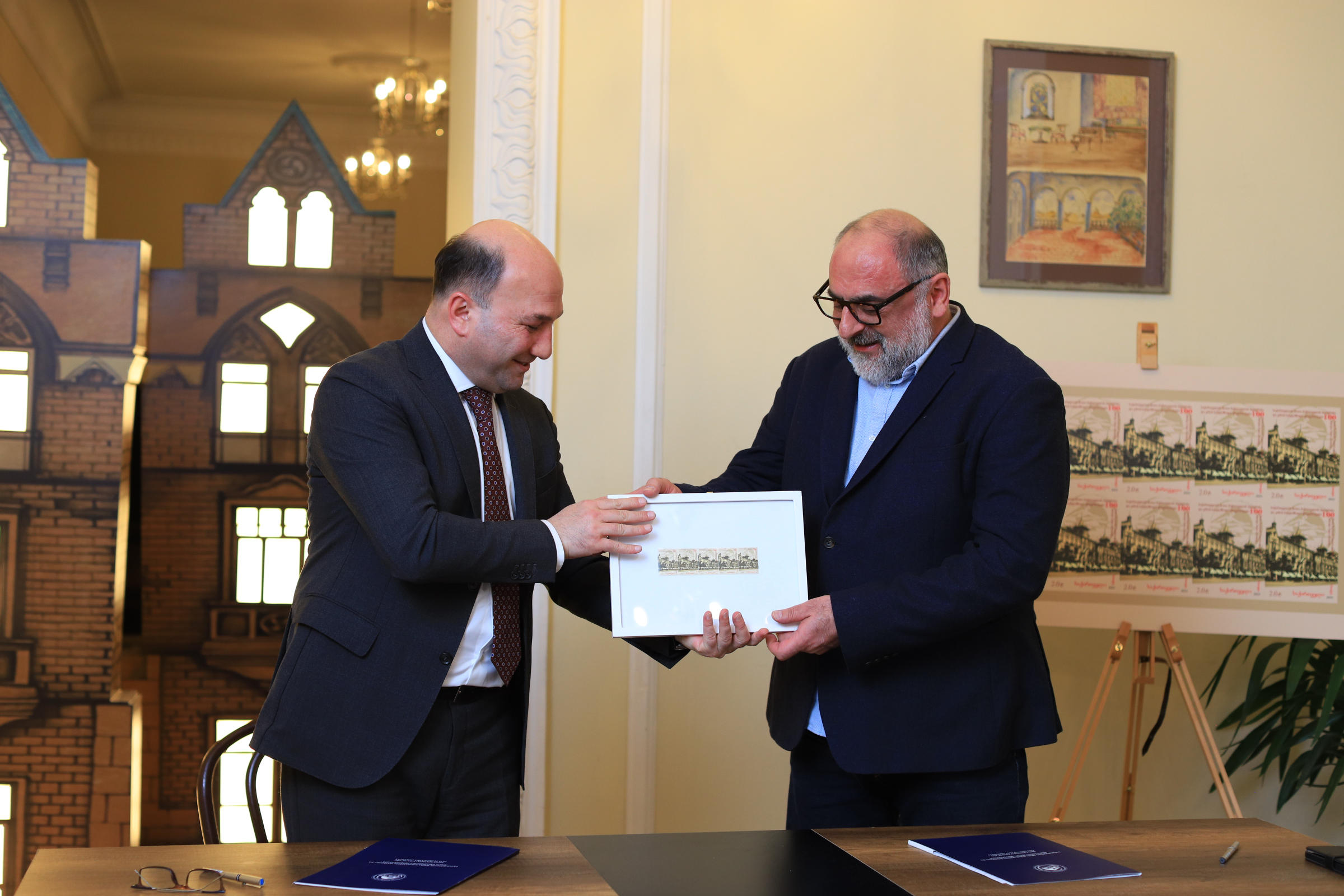 საქართველოს ფოსტის ინიციატივით, შოთა რუსთაველის თეატრისა და კინოს სახელმწიფო უნივერსიტეტში სასწავლებლის 100 წლის იუბილესადმი მიძღვნილი საფოსტო მარკის პრეზენტაცია გაიმართა