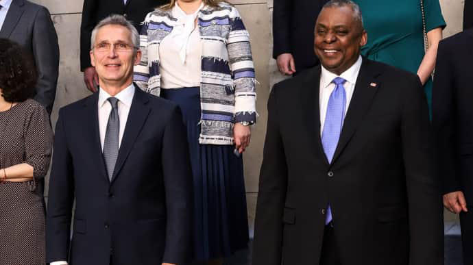 იენს სტოლტენბერგმა და ლოიდ ოსტინმა უკრაინის მხარდაჭერის გაფართოებისთვის იარაღის წარმოების გაზრდაზე ისაუბრეს