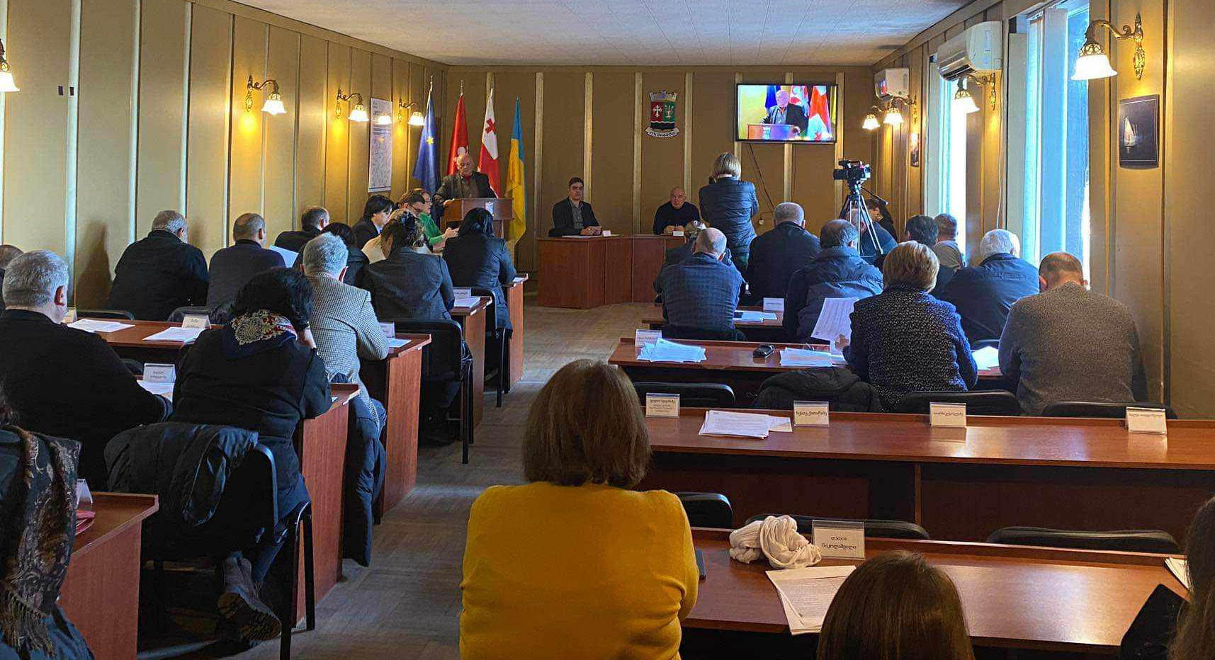 ოზურგეთის საკრებულოს სხდომაზე ხმაური იყო