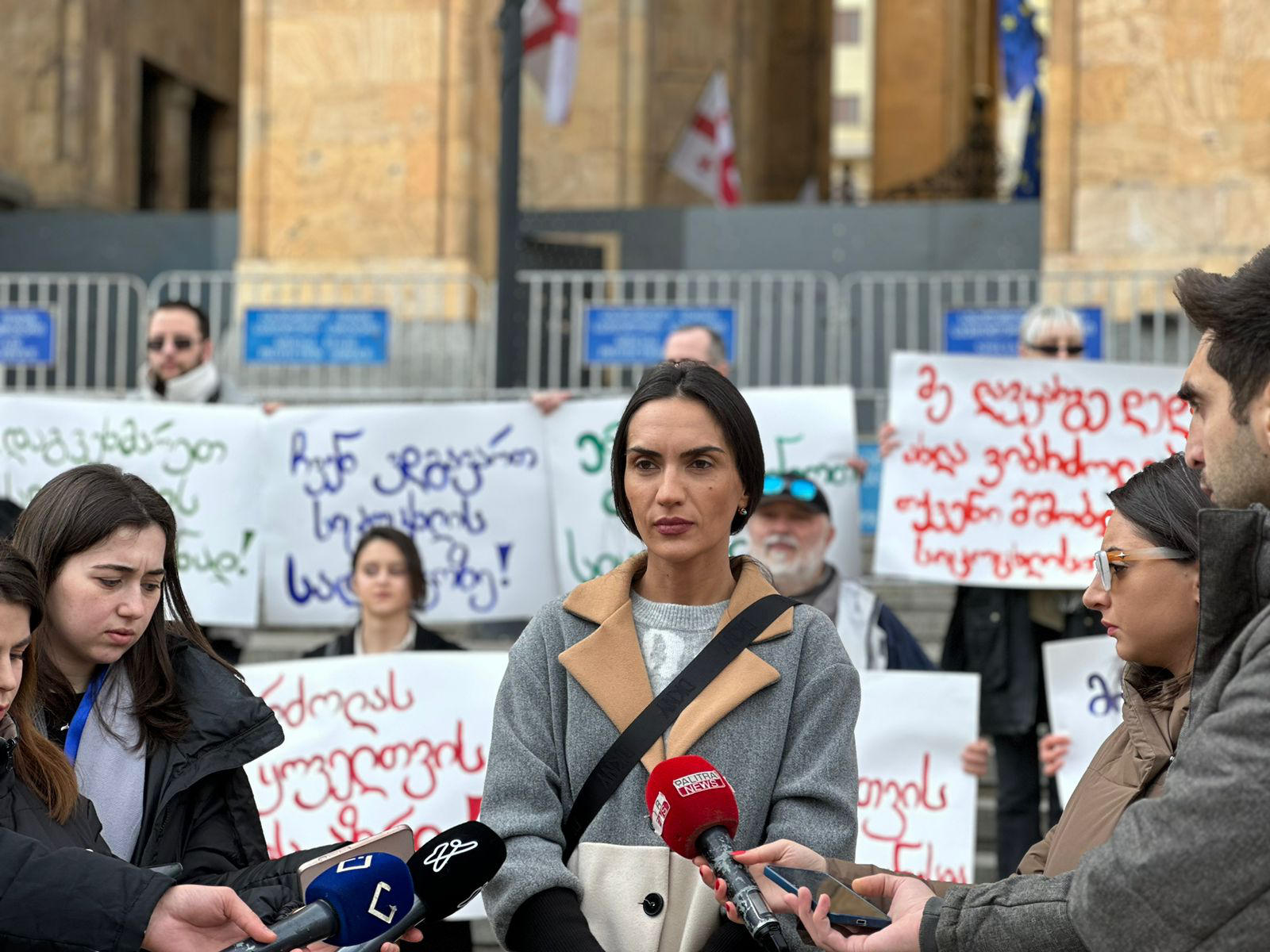 სოფო ჯაფარიძე - სახელმწიფოსგან ყურადღების მიღმა დატოვებულ ონკოლოგიურ პაციენტებს უწევთ გარეთ დგომა და ბრძოლა სიცოცხლის გადასარჩენად - ვიბრძოლებთ ბოლომდე, რომ მათ უწყვეტი მკურნალობის მიღება შეძლონ