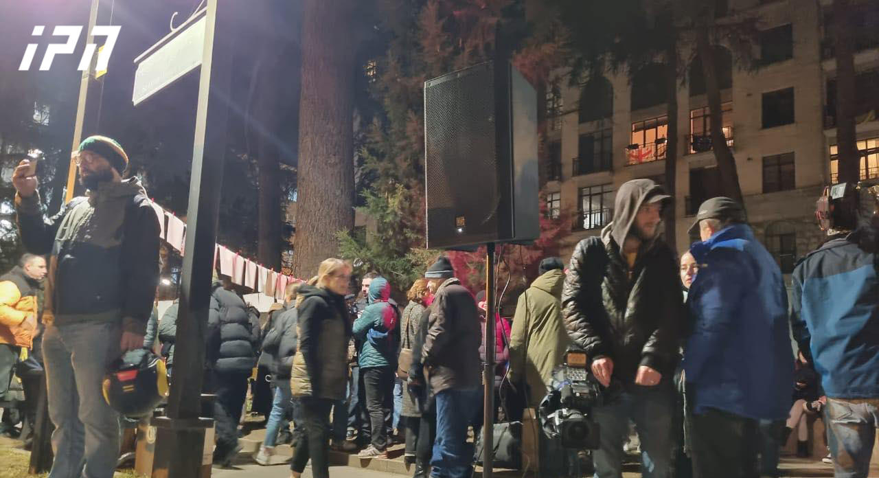 პარლამენტთან აქცია - „წულუკიანი არ უნდა იყოს კულტურის მინისტრი“  მიმდინარეობს