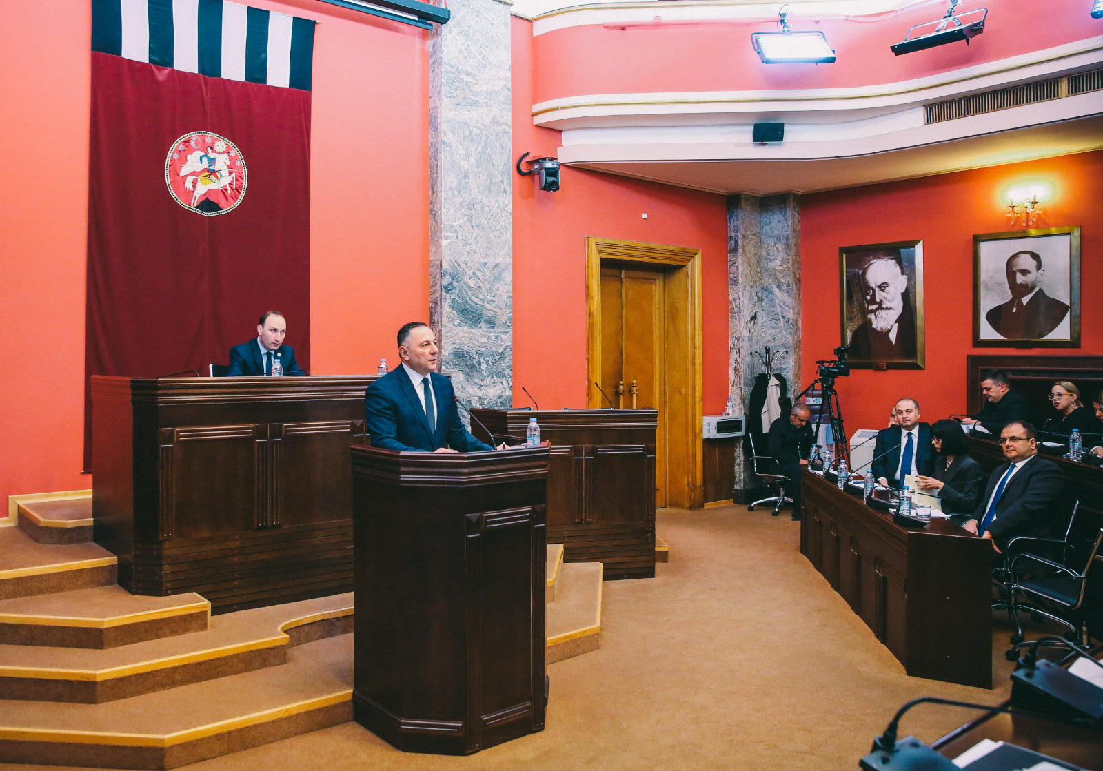 ვახტანგ გომელაური - ძალიან ბევრი პოლიციელი კერძო ბიზნესში გადავიდა, ასევე სხვადასხვა სისტემაში - უფრო მეტ ანაზღაურებას აძლევენ და მესმის, კარგია, თუ ბიზნესში უფრო მეტი ანაზღაურებაა