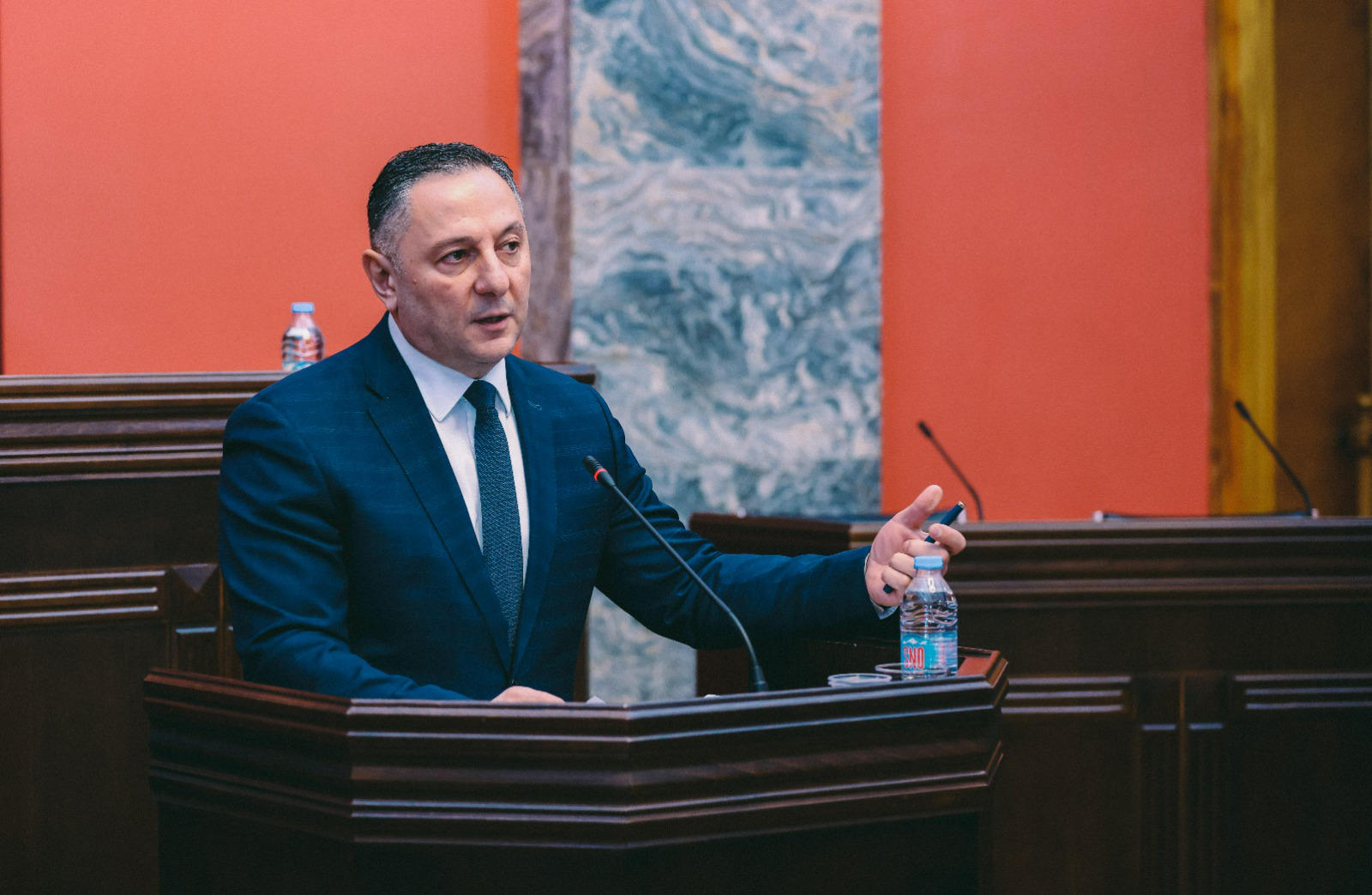 ვახტანგ გომელაური - თურმე ბევრი გარბის შსს-დან, ზოგი მექსიკით, ზოგი კატარღით, ზოგი წყალქვეშა გემებით, საიდან რას იგონებენ ეს ადამიანები - შს სამინისტროში 39 ათას კაცამდე ვართ და წლიურად 2000 ადამიანი წავიდეს და ახალი მივიღოთ, ეს პრობლემას არ წარმოადგენს