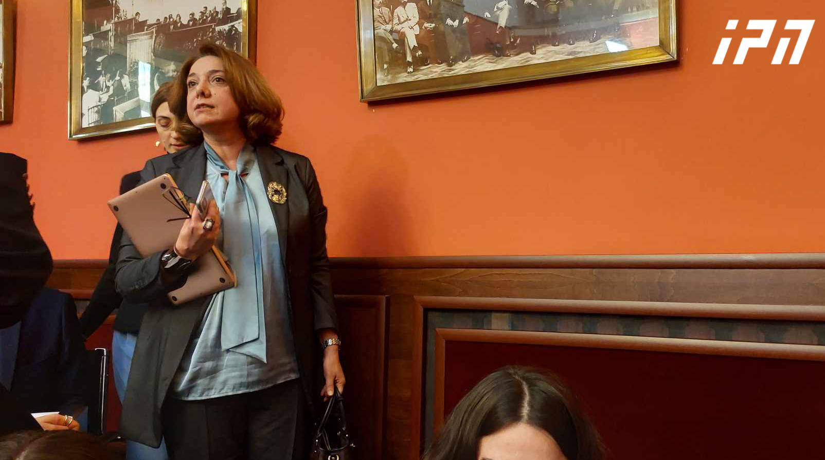 ანრი ოხანაშვილმა სალომე სამადაშვილს მიკროფონი გაუთიშა, ოპოზიციონერი დეპუტატის მხრიდან პროტესტის შემდეგ კი, კომიტეტის თავმჯდომარემ მას დარბაზი დაატოვებინა