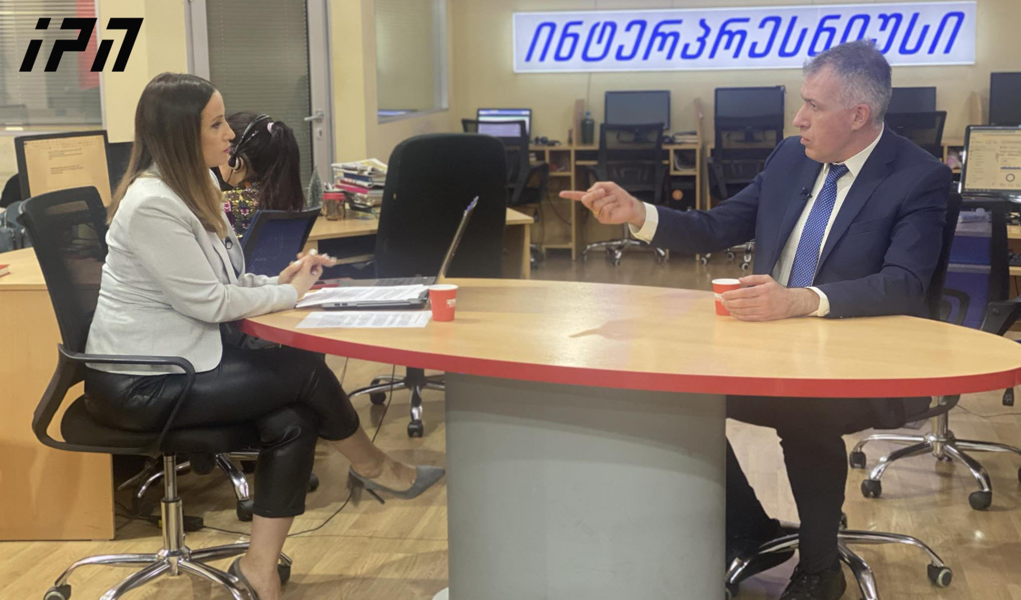 სერგო ჩიხლაძე - გომელაური საკუთარ თანამშრომლებზე აგდებით საუბრობს: „აი, რა მოხდა ახლა 2 000 კაცი წავიდა, ზოგი კატარღით, ზოგი იმით“ - ადამიანები, რომლებიც პოლიციის სტრუქტურებიდან გაიქცნენ და საზღვარგარეთ ჩაბარდნენ, კერძო სექტორში წავიდნენ?!