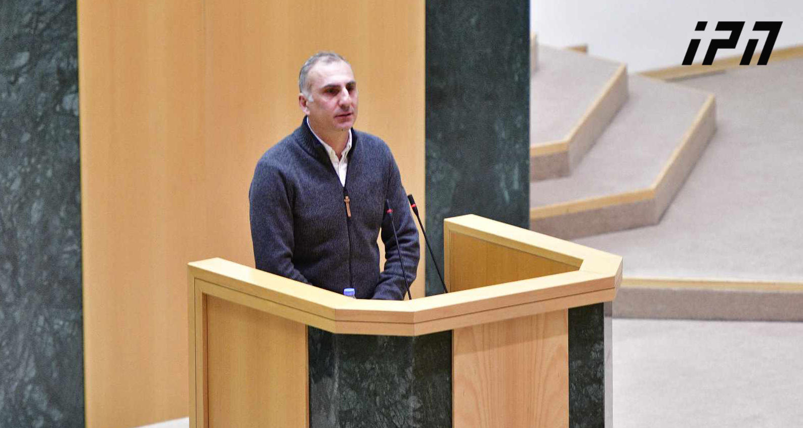 ალეკო ელისაშვილი - ყანწებით ვსვამთ ქალის სადღეგრძელოს, მაგრამ ქალი შემოდის დარბაზში და მმართველი პარტია არ ესალმება - ხალხური ლექსის ავტორი „ათასად კაცი დაფასდა, ათი ათასად ზრდილობაო“, ალბათ, საფლავში ბრუნავს