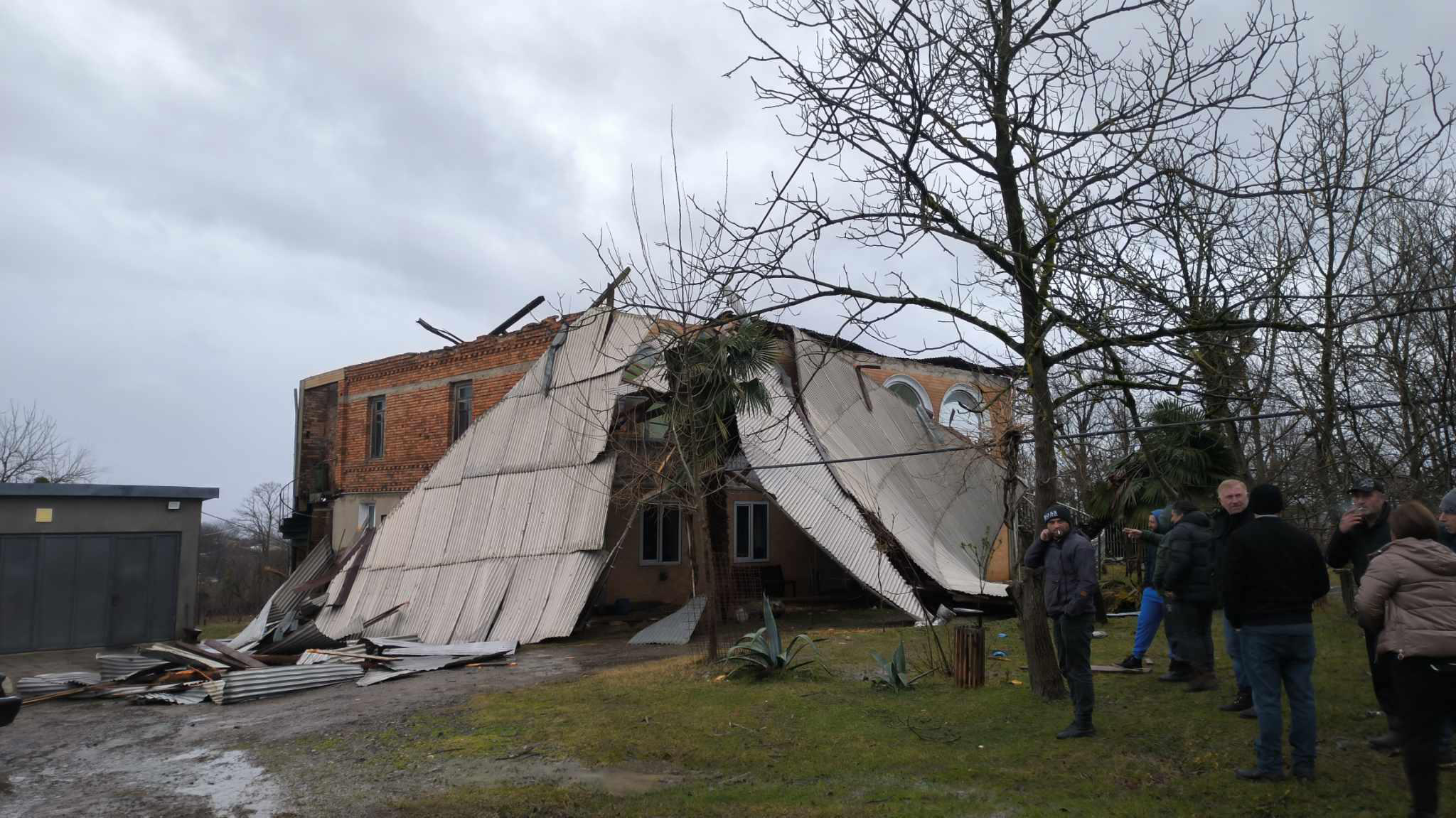 წვიმამ და ძლიერმა ქარმა იმერეთის რეგიონში პრობლემები შექმნა