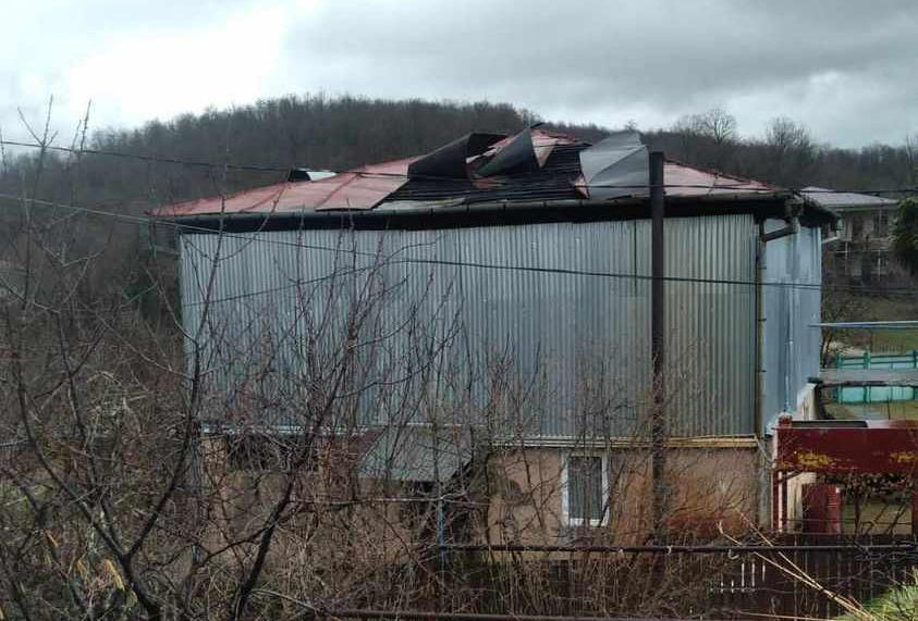 სტიქიამ პრობლემები შექმნა ტყიბულშიც - ძლიერი ქარისა და ნალექის შედეგად დაზიანებულია სახლების სახურავები და გზები