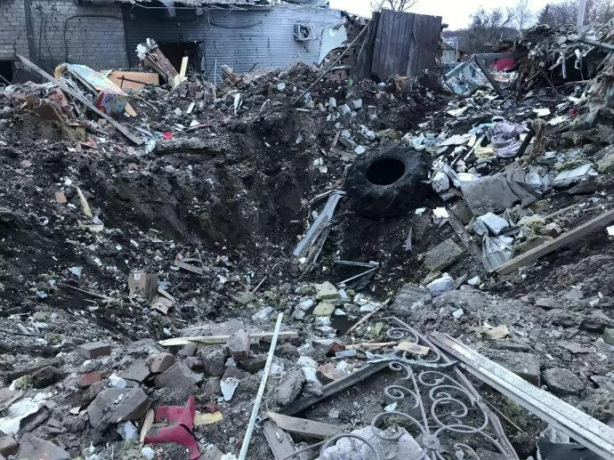 ხარკოვში, რუსების მიერ დაბომბილი სასტუმროს ნანგრევებიდან 2 თვის ჩვილის ცხედარი ამოიყვანეს, ბავშვის დაშავებული დედა საავადმყოფოში გადაიყვანეს