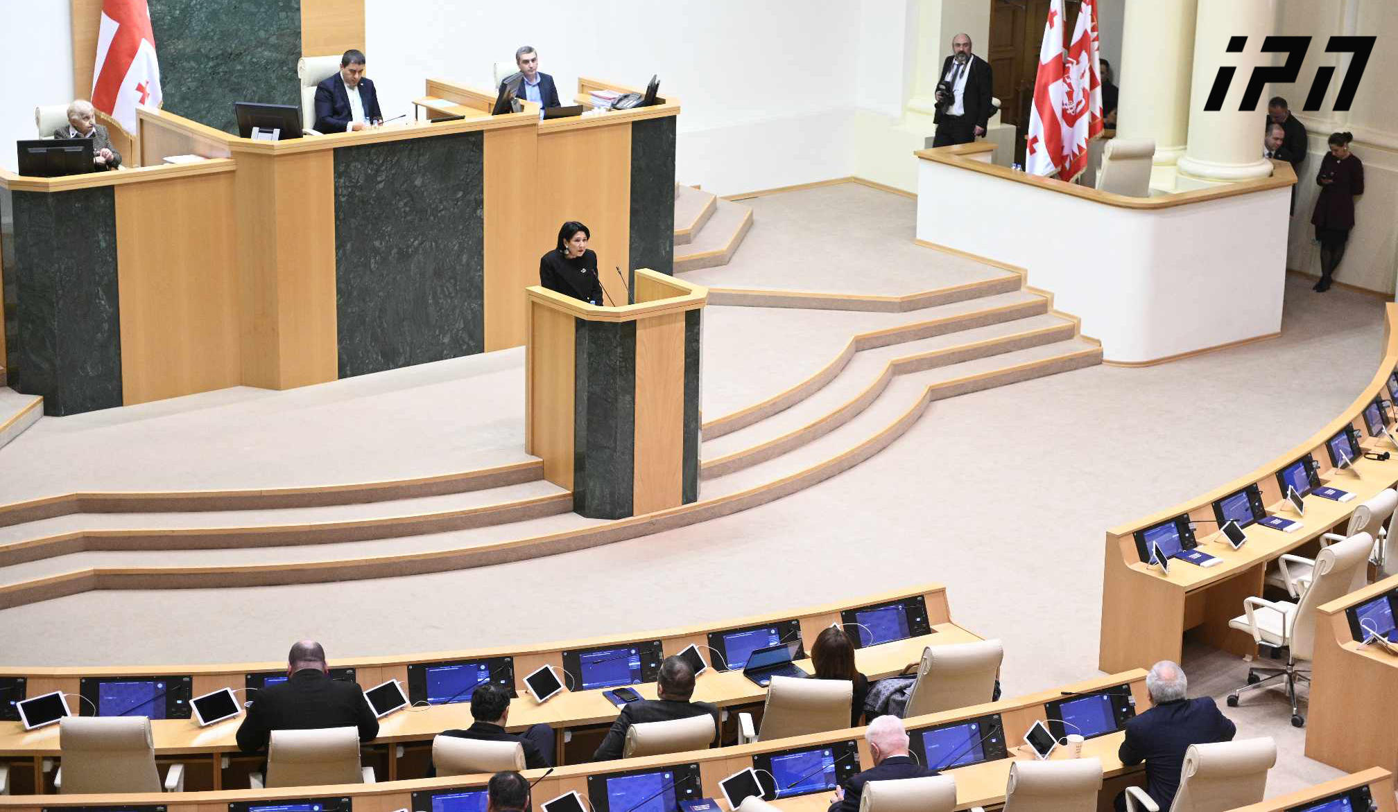 პრეზიდენტი - ანტიდასავლურმა გამოძახილებმა მარგინალური წრეებიდან სახელისუფლებო რიტორიკაში გადმოინაცვლა - დამაბნეველი რიტორიკითა და ნაბიჯებით ევროინტეგრაციისთვის გაწეული კოლოსალური შრომა საფრთხის ქვეშ დავაყენეთ!