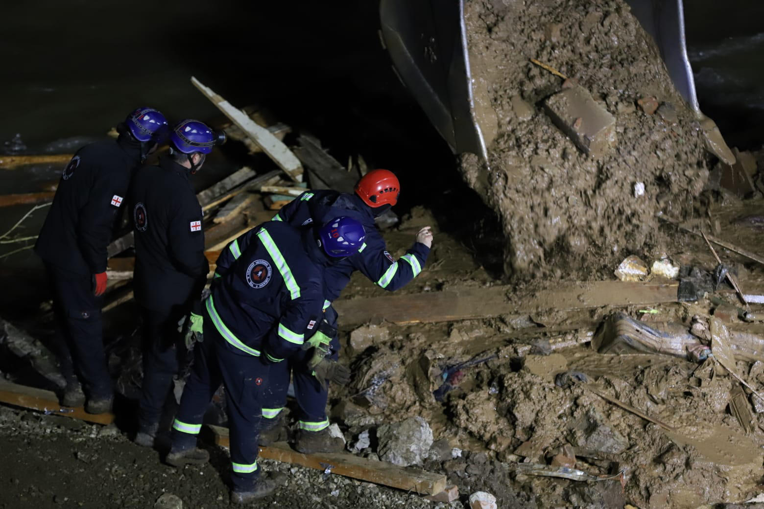 შსს - მეხანძრე-მაშველები, სტიქიის ეპიცენტრში, სამძებრო ღონისძიებას მთელი ღამის განმავლობაში განაგრძობენ