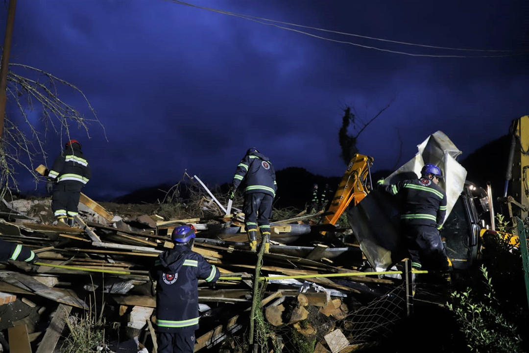 შსს-ს ინფორმაციით, ბაღდათის მუნიციპალიტეტის სოფელ ნერგეეთში, სადაც მეწყერი ჩამოწვა, 3 ადამიანის ცხედარია ნაპოვნი, მიმდინარეობს 6 პირის ძებნა-შველის სამუშაოები