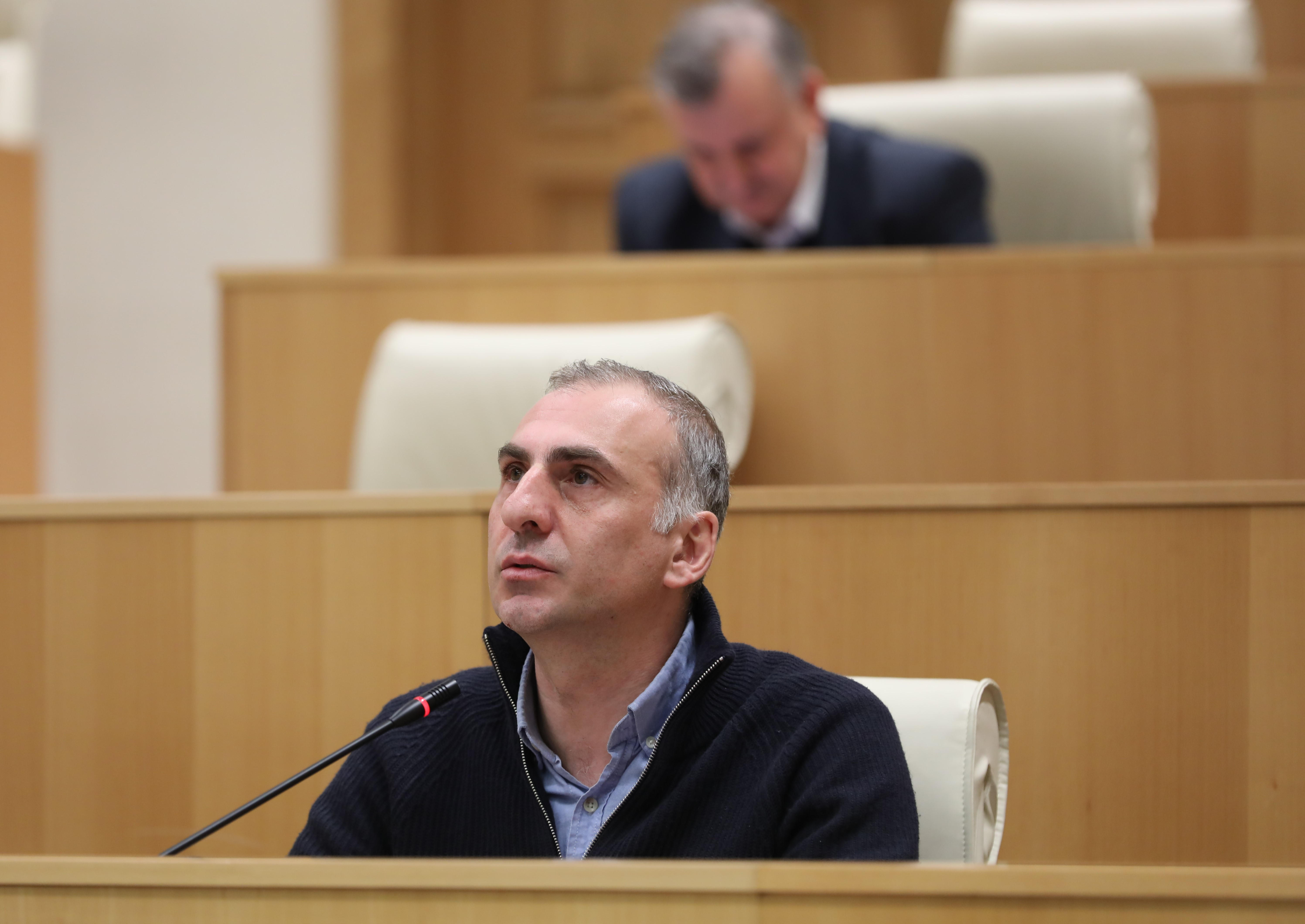 ალეკო ელისაშვილი კობახიძეს - ორი ხაჭაპურის ფასად ნუ დავაფასებთ ამ მაგარი ხალხის, ვეტერანების თავგანწირვას - მხრებში გაშალეთ ეს ხალხი