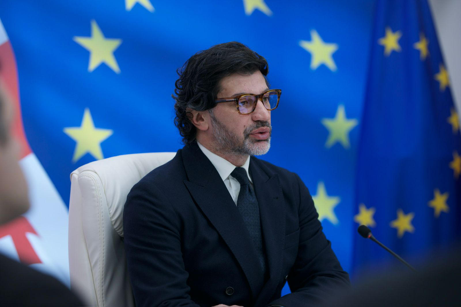 კახა კალაძე საავტობუსო ზოლში სასკოლო ტრანსპორტის გადაადგილებაზე - იაქტიურეთ, მოგვმართეთ და დაგეხმარებით, დავარეგისტრიროთ ტრანსპორტის სანომრე ნიშნები, რომ ავტობუსის ზოლების გამოყენება შეძლოთ