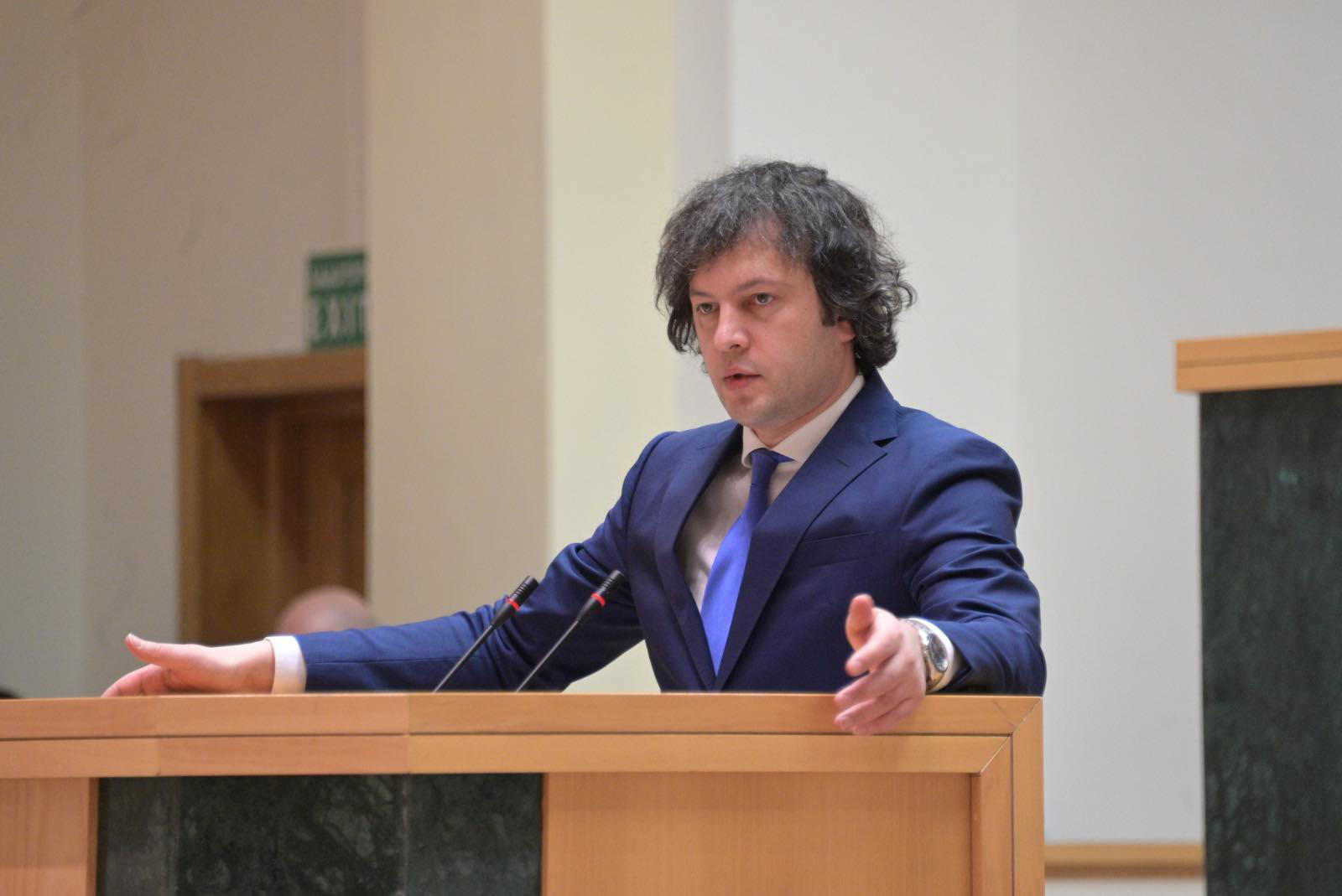 პრემიერ-მინისტრის ყოველწლიური მოხსენება, რომელიც პარლამენტს წერილობითი ფორმით უკვე წარედგინა, 171 გვერდისგან შედგება