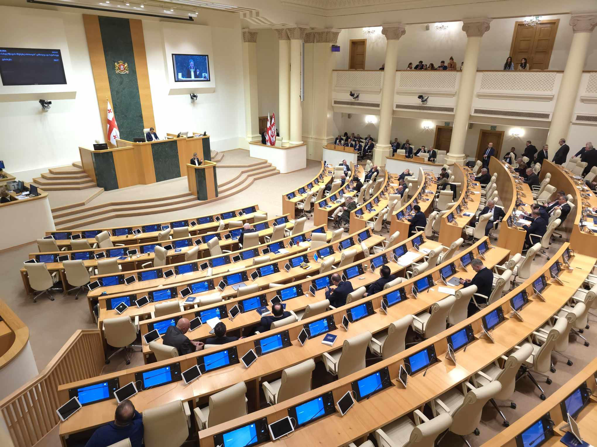პარლამენტის პლენარულ სხდომაზე, სადაც მთავრობის განახლებული შემადგენლობისთვის ნდობის გამოცხადების საკითხს განიხილავენ, ხმაური იყო