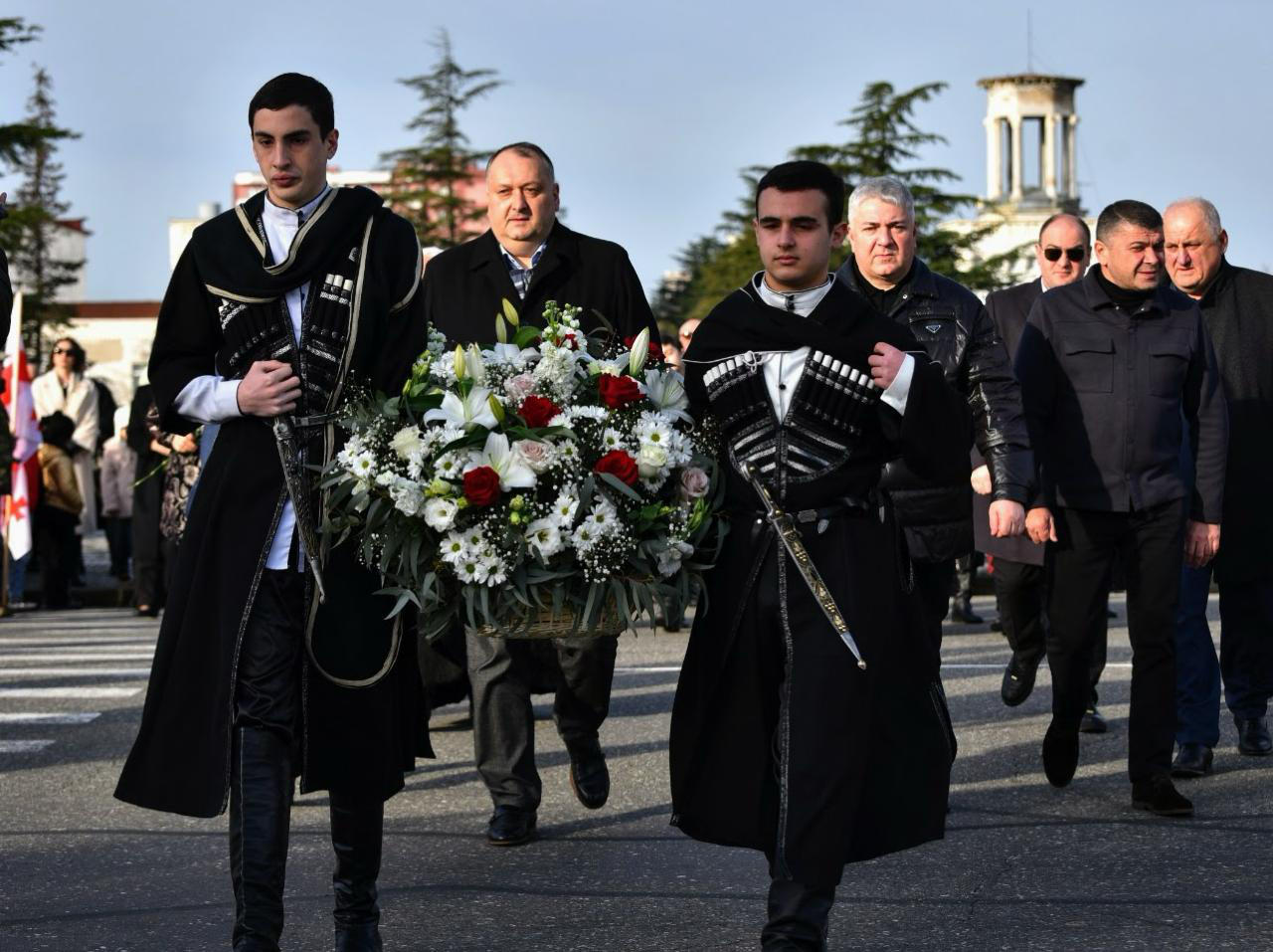 ქუთაისში ადგილობრივი მთავრობის წარმომადგენლებმა დავით აღმაშენებლის ძეგლი ყვავილებით შეამკეს